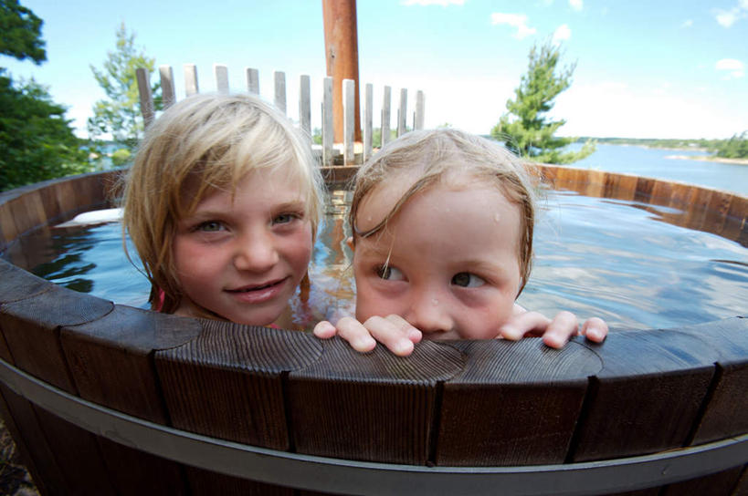 西方人,儿童,两个人,伙伴,朋友,横图,室外,白天,正面,洗澡,友谊,纯洁,水,植物,欧洲,加拿大,欧洲人,阴影,朦胧,模糊,光线,液体,影子,水滴,干净,树,树木,小孩,蓝色,绿色,蓝天,天空,阳光,自然,天,清洁,享受,健康,放松,可爱,童年,童趣,保健,生长,晴朗,成长,卫生,北美,北美洲,美洲,童真,浴桶,烂漫,无邪,万里无云,北亚美利加洲,亚美利加洲,泡汤,天真,友情,女孩,女人,女性,白种人,晴空,晴空万里,半身,彩图,沐浴,女生