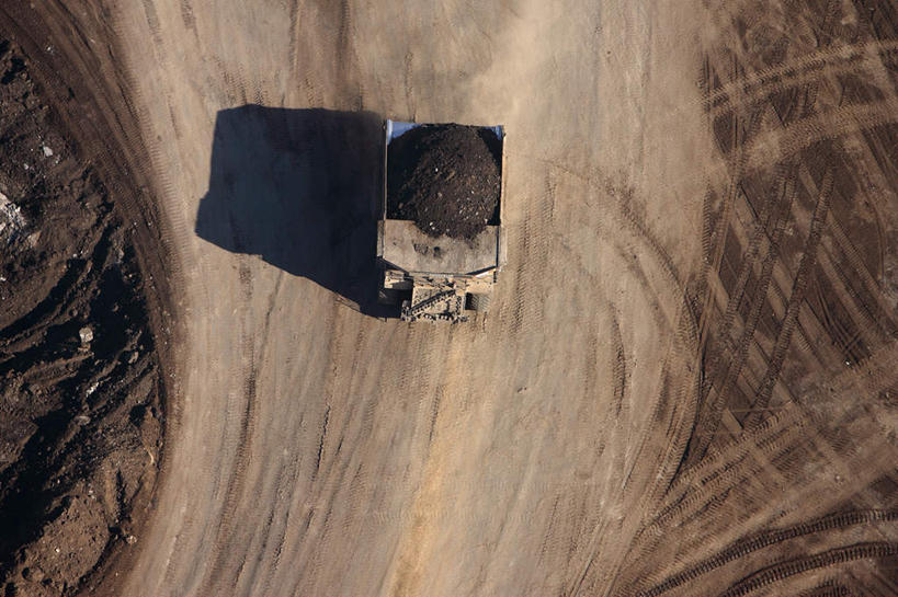 无人,工厂,横图,俯视,航拍,室外,白天,卡车,汽车,加拿大,阴影,光线,影子,泥土,土壤,车,阳光,交通工具,北美,北美洲,鸟瞰,载具,美洲,阿尔伯塔省,阿尔伯塔,北亚美利加洲,亚美利加洲,艾伯塔,艾伯塔省,彩图,高角度拍摄,工地,制造厂