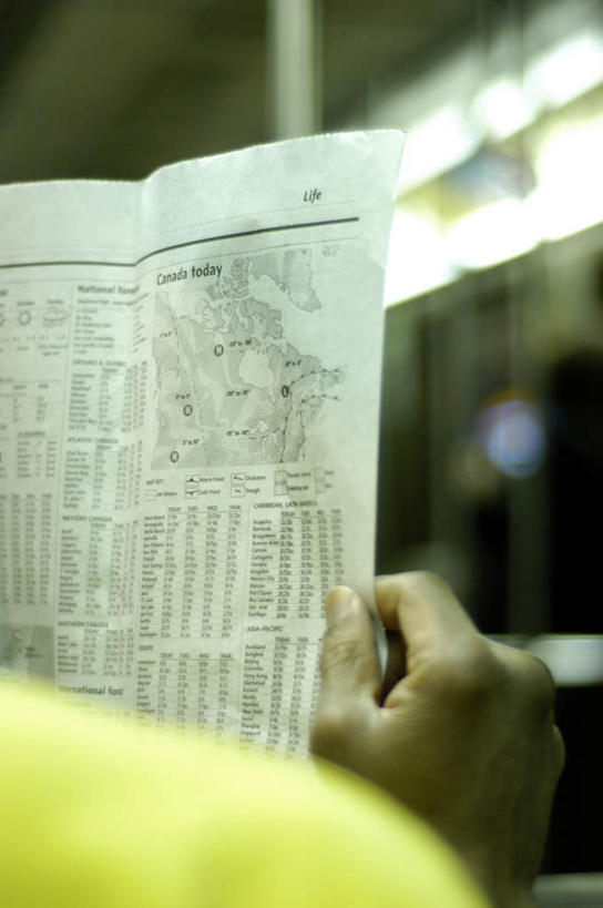 西方人,手,一个人,竖图,室内,特写,白天,阅读,报纸,欧洲,欧洲人,仅一个男性,仅一个人,握,学习,阴影,朦胧,模糊,光线,影子,灯光,拿,拿着,右手,仅一个年轻男性,背面,看,手部,浏览,握着,男人,男性,年轻男性,白种人,半身,彩图