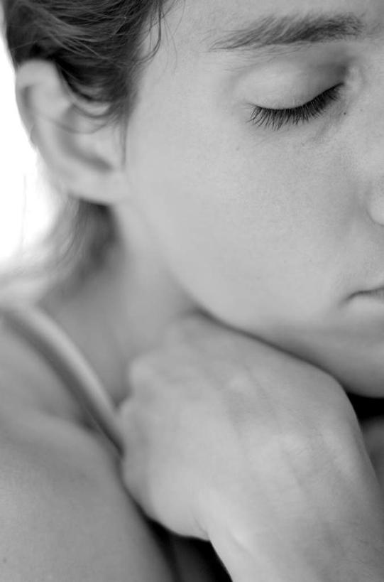 西方人,脸,头,脸颊,一个人,闭眼,竖图,黑白,室内,特写,白天,正面,欧洲,加拿大,欧洲人,仅一个女性,仅一个人,仅一个中年女性,北美,北美洲,美洲,北亚美利加洲,亚美利加洲,魁北克省,女人,女性,中年女性,白种人,头部,脸部,脸蛋,面部,闭眼睛,闭着眼,闭着眼睛,半身