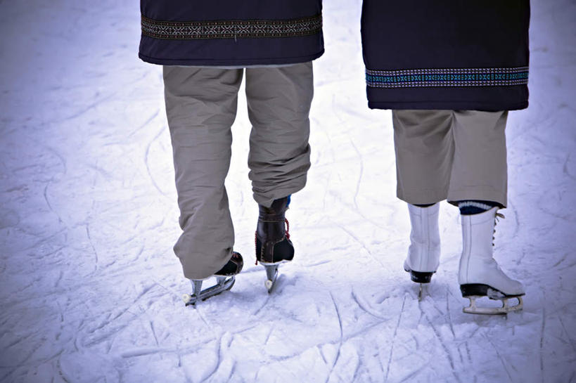 西方人,两个人,走,横图,俯视,室外,夜晚,运动鞋,旅游,度假,雪,大雪,鞋子,欧洲,欧洲人,脚印,阴影,服装,光线,影子,积雪,雪景,冬季,冬天,休闲装,娱乐,衣服,阳光,享受,休闲,休闲服,放松,寒冷,服饰,休闲鞋,足迹,户外运动,冰鞋,严寒,行踪,脚迹,老年男性,老年女性,男人,男性,女人,女性,白种人,步行,散步,走路,半身,彩图,高角度拍摄