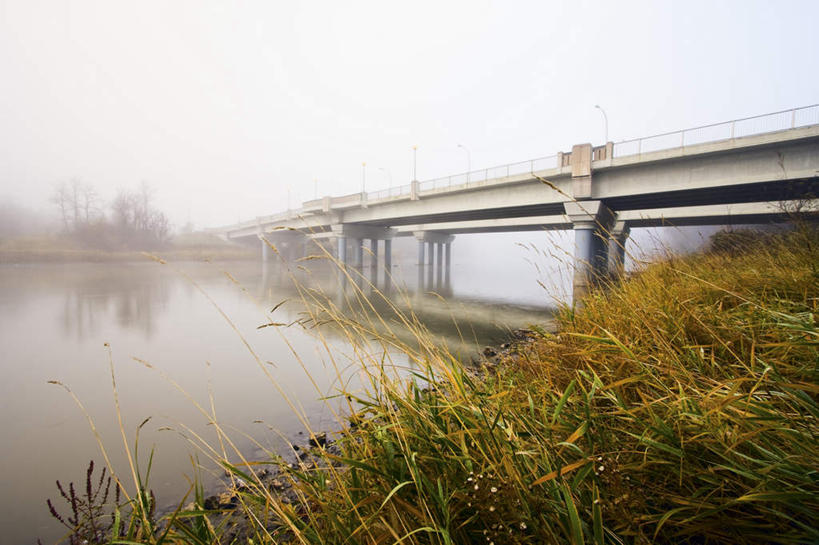 无人,横图,室外,白天,正面,旅游,度假,草地,草坪,河流,美景,水,植物,雾,大桥,立交桥,桥梁,加拿大,阴影,朦胧,模糊,光线,影子,河水,景观,水流,高架,斜拉桥,桥,娱乐,草,黄色,绿色,倒影,阳光,自然,享受,休闲,景色,放松,迷雾,倒映,北美,北美洲,自然风光,美洲,省会,北亚美利加洲,亚美利加洲,马尼托巴,马尼托巴省,曼尼托巴省,温尼伯,反照,大雾,彩图