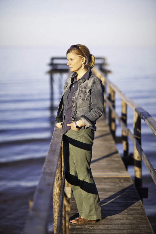 西方人,一个人,站,竖图,室外,白天,侧面,海浪,海洋,欧洲,加拿大,欧洲人,仅一个年轻女性,仅一个女性,仅一个人,服装,朦胧,模糊,木板,浪花,桥,木桥,注视,休闲装,栈桥,衣服,海水,观察,看,站着,休闲,休闲服,服饰,观看,人行桥,木板桥,察看,北美,北美洲,关注,美洲,海景,省会,北亚美利加洲,亚美利加洲,马尼托巴,马尼托巴省,曼尼托巴省,温尼伯,年轻女性,女人,女性,白种人,大海,风浪,海,海水的波动,近岸浪,涌浪,站立,彩图,全身