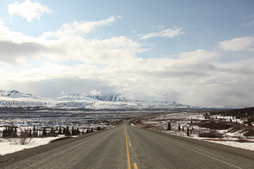 无人,横图,室外,白天,正面,旅游,度假,美景,山,雪,雪山,植物,大雪,道路,路,公路,加拿大,阴影,光线,影子,冰,积雪,景观,山峰,雪景,云,云朵,冬季,冬天,分界线,停车线,交通,山峦,云彩,娱乐,树,树木,蓝色,绿色,白云,蓝天,天空,阳光,自然,天,享受,休闲,景色,放松,寒冷,生长,晴朗,成长,车行道,车行道分界线,冰冷,北美,北美洲,自然风光,标线,美洲,车行线,北亚美利加洲,亚美利加洲,严寒,冰凉,酷寒,凛冽,凛凛,极冷,育空,育空地区,卑诗省,不列颠哥伦比亚,不列颠哥伦比亚省,晴空,马路,彩图