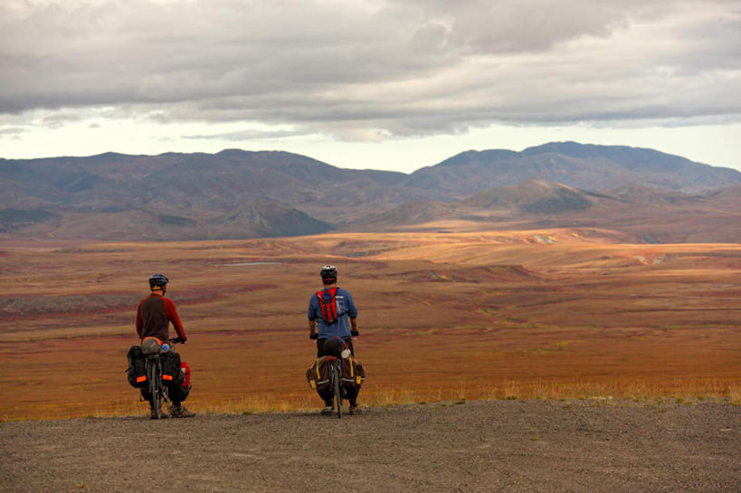西方人,两个人,横图,室外,白天,旅游,度假,草地,草原,山,山脉,植物,摩托车,欧洲,加拿大,欧洲人,两辆,阴影,服装,光线,影子,旷野,山峰,云,云朵,山峦,云彩,休闲装,娱乐,车,草,骑,背面,衣服,黄色,蓝色,绿色,白云,蓝天,天空,阳光,交通工具,群山,天,驾驶,行驶,享受,休闲,休闲服,放松,服饰,晴朗,操纵,控制,北美,北美洲,载具,原野,美洲,户外运动,操控,北亚美利加洲,亚美利加洲,把持,西北地区,男人,男性,年轻男性,白种人,晴空,彩图,全身