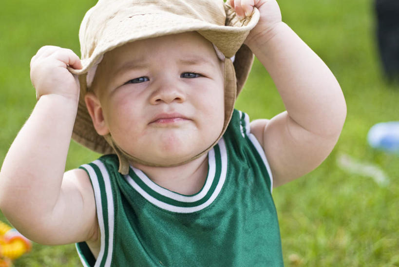 西方人,婴儿,儿童,一个人,举,横图,室外,白天,正面,纯洁,草地,草坪,植物,帽子,欧洲,欧洲人,仅一个人,阴影,服装,光线,影子,注视,休闲装,草,小孩,衣服,绿色,阳光,遮阳帽,观察,看,托,休闲,休闲服,可爱,服饰,活泼,观看,察看,关注,宝宝,纯真,烂漫,无邪,抽泣,堕泪,呜咽,饮泣,伶俐,天真,白种人,孩子,举起,举手,举着,向上举,向上伸,向上托,半身,彩图,哭泣,啼哭