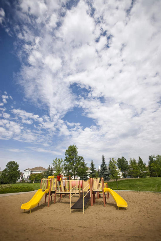 无人,竖图,全景,俯视,室外,白天,旅游,度假,游戏,草地,草坪,美景,植物,道路,路,玩具,加拿大,阴影,光线,沙子,影子,景观,云,云朵,小路,交通,玩,云彩,娱乐,运动器械,草,树,树木,蓝色,绿色,白云,蓝天,天空,阳光,自然,天,享受,休闲,滑滑梯,滑梯,景色,放松,益智,生长,晴朗,成长,活动,北美,北美洲,发泄,消遣,智力,自然风光,美洲,省会,北亚美利加洲,亚美利加洲,宣泄,里贾纳,里贾纳市,萨省,萨斯喀彻温省,晴空,玩耍,嬉戏,彩图,高角度拍摄