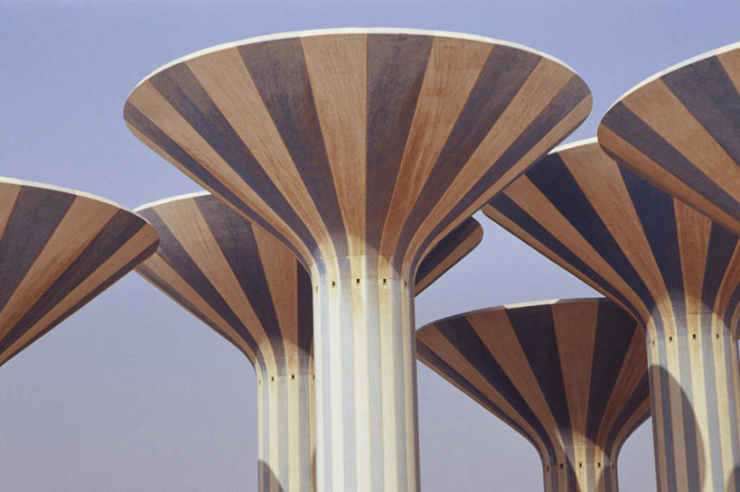 无人,横图,室外,白天,仰视,旅游,度假,建筑,科威特,亚洲,一排,阴影,条纹,整齐,光线,影子,圆锥,柱子,娱乐,排列,蓝色,蓝天,天空,阳光,天,享受,休闲,放松,队列,西亚,科威特国,彩图,低角度拍摄