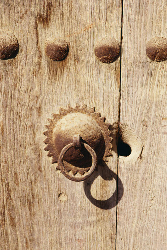 无人,竖图,室外,白天,正面,门,阿曼,亚洲,阴影,破旧,装饰,陈旧,光线,木制,影子,阳光,木制品,门框,华丽,修饰,点缀,门铃,西亚,衬托,美观,雅致,雅观,阿曼苏丹国,陈腐,彩图