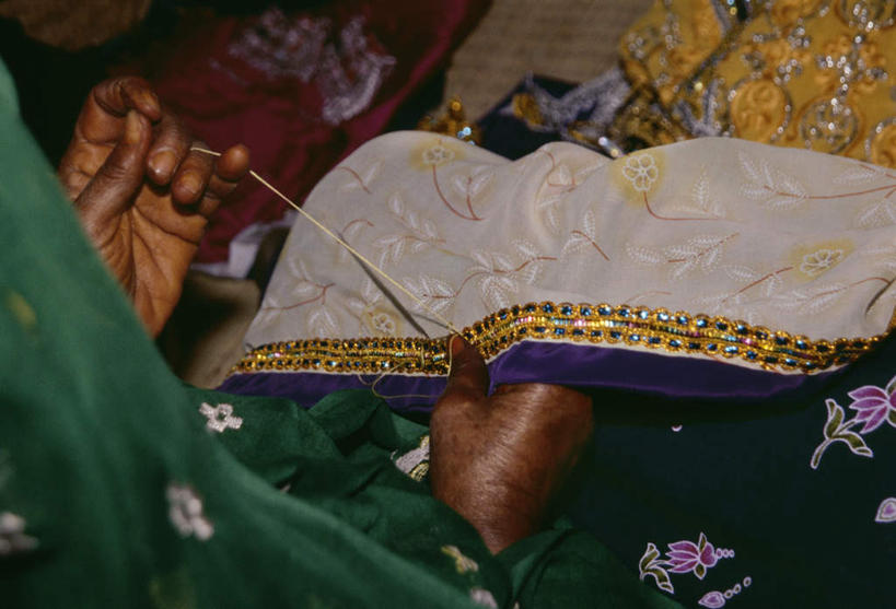 手,一个人,横图,俯视,室内,白天,刺绣,阿曼,亚洲,仅一个年轻女性,仅一个女性,仅一个人,握,阴影,花纹,装饰,光线,布,图案,影子,拿,布纹,拿着,注视,阳光,观察,看,手部,握着,观看,美工,华丽,修饰,布匹,点缀,察看,关注,西亚,衬托,美观,雅致,雅观,阿曼苏丹国,年轻女性,女人,女性,阿拉伯人,白种人,亚洲人,半身,彩图,高角度拍摄