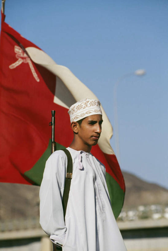 儿童,一个人,站,竖图,室外,白天,侧面,纯洁,竞争,高科技,科技,风,旗帜,国旗,亚洲,仅一个男性,仅一个人,对抗,阴影,冲突,军事,光线,科学,枪,影子,注视,破坏,小孩,蓝色,蓝天,天空,阳光,天,观察,看,站着,仅一个小孩,武器,可爱,飘,童年,童趣,战争,工业,晴朗,观看,损坏,察看,攻击,恐怖,威胁,对立,关注,矛盾,兵器,防御,童真,烂漫,无邪,军方,军工业,国防,万里无云,敌对,挫败,斗争,抗拒,抗衡,杀伤,威慑,天真,危险,男孩,男人,男性,阿拉伯人,白种人,亚洲人,孩子,旗,晴空,晴空万里,站立,半身,彩图,男生