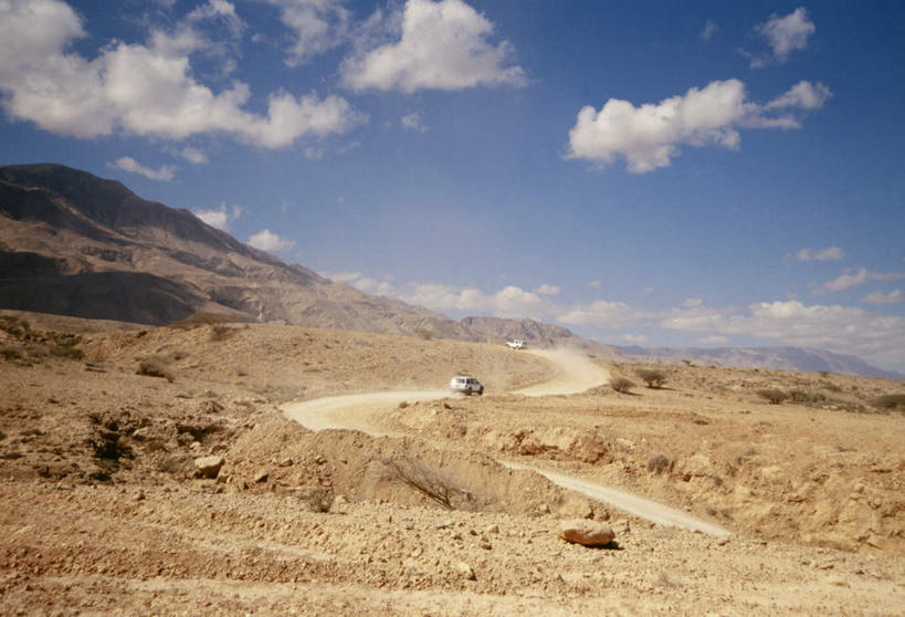 无人,横图,室外,白天,正面,旅游,度假,安全,山,植物,道路,路,汽车,阴影,枯萎,平静,光线,影子,山峰,云,云朵,小路,枯草,交通,山峦,云彩,娱乐,车,草,黄色,蓝色,白云,风景,蓝天,天空,阳光,交通工具,轿车,天,享受,休闲,景色,放松,晴朗,风光,宁静,景物,载具,和平,安详,风物,光景,景致,太平,安适,安好,宁靖,晴空,彩图