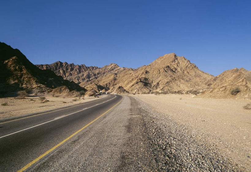 无人,横图,室外,白天,正面,旅游,度假,安全,山,植物,道路,路,公路,汽车,阿曼,亚洲,阴影,枯萎,平静,光线,影子,山峰,分界线,枯草,停车线,交通,山峦,娱乐,车,草,黄色,蓝色,风景,蓝天,天空,阳光,交通工具,轿车,天,享受,休闲,景色,放松,晴朗,风光,车行道,车行道分界线,宁静,景物,载具,标线,西亚,和平,安详,车行线,万里无云,风物,光景,景致,太平,安适,阿曼苏丹国,安好,宁靖,晴空,晴空万里,马路,彩图