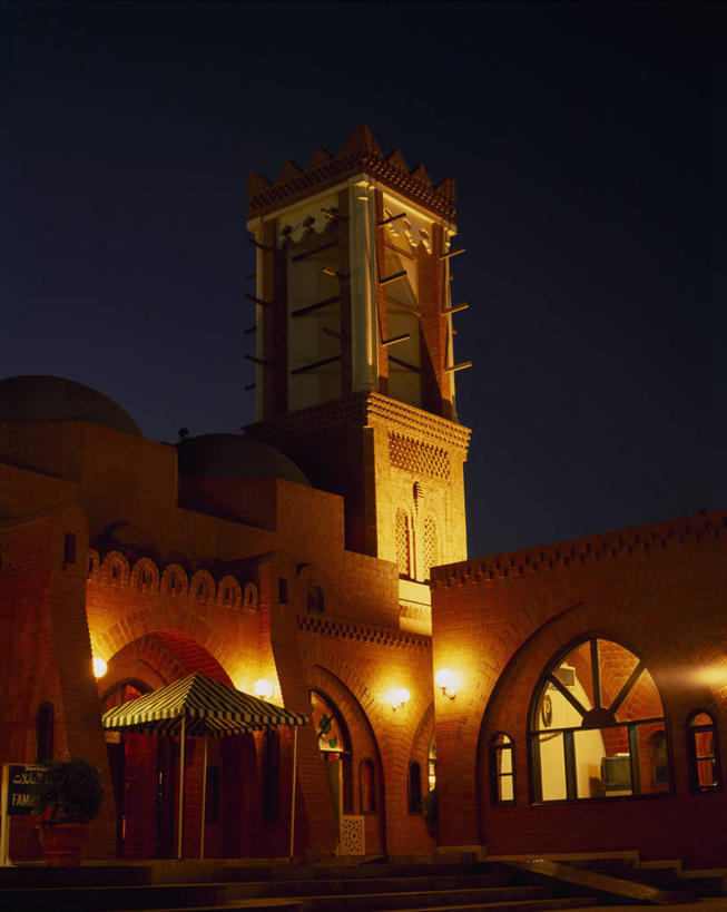 无人,家,竖图,室外,夜晚,仰视,度假,美景,城市风光,城市,卡塔尔,亚洲,阴影,光线,影子,房屋,屋子,景观,灯光,娱乐,楼房,住宅,黑色,天空,天,享受,休闲,景色,放松,西亚,卡塔尔国,彩图,低角度拍摄,房子