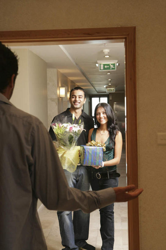 背部,三个人,站,笑,微笑,露齿笑,竖图,室内,白天,正面,爱情,门,礼盒,礼物,照明,亚洲,一排,握,阴影,服装,欢迎,整齐,盛开,光线,壁灯,影子,纸盒,走道,走廊,过道,灯光,浪漫,拿,花蕾,拿着,休闲装,灯,盒子,花,花瓣,花朵,鲜花,排列,衣服,阳光,包装盒,礼品盒,灯具,门框,花束,花苞,花蕊,接待,站着,休闲,温暖,温馨,休闲服,恩爱,握着,迎接,恋人,服饰,礼品,照亮,和睦,照明设备,队列,男人,男性,年轻男性,年轻女性,女人,女性,阿拉伯人,白种人,亚洲人,情侣,站立,半身,彩图,伴侣,融洽