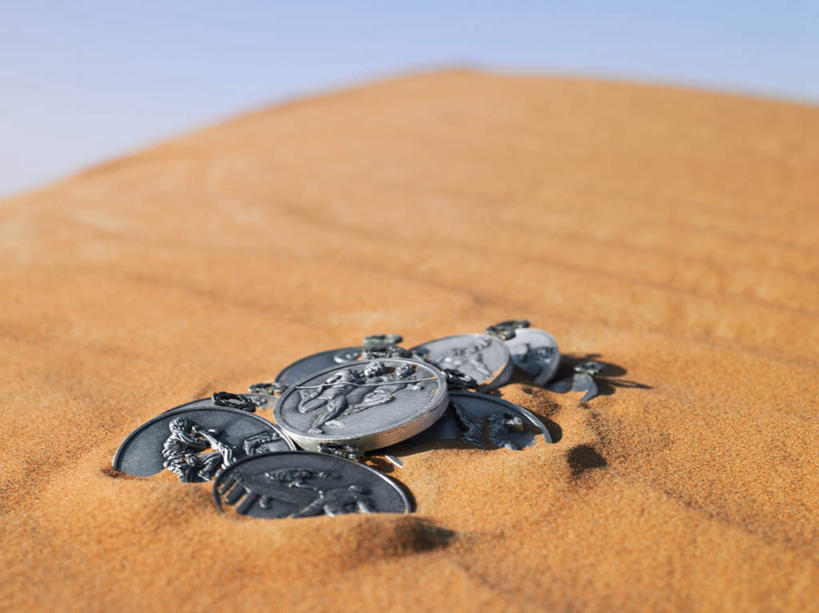 无人,横图,俯视,室外,特写,白天,旅游,度假,安全,钱,美景,沙漠,静物,阿联酋,亚洲,一堆,一群,许多,阴影,堆叠,堆积,朦胧,模糊,平静,光线,钱币,影子,景观,很多,娱乐,蓝色,蓝天,天空,阳光,自然,天,享受,休闲,景色,放松,金融,经济,晴朗,堆,宁静,掩埋,自然风光,西亚,和平,安详,流通,贸易,阿拉伯联合酋长国,迪拜,万里无云,埋葬,太平,安适,安好,宁靖,杜拜,安葬,货币,现金,硬币,大漠,砂漠,晴空,晴空万里,彩图,高角度拍摄