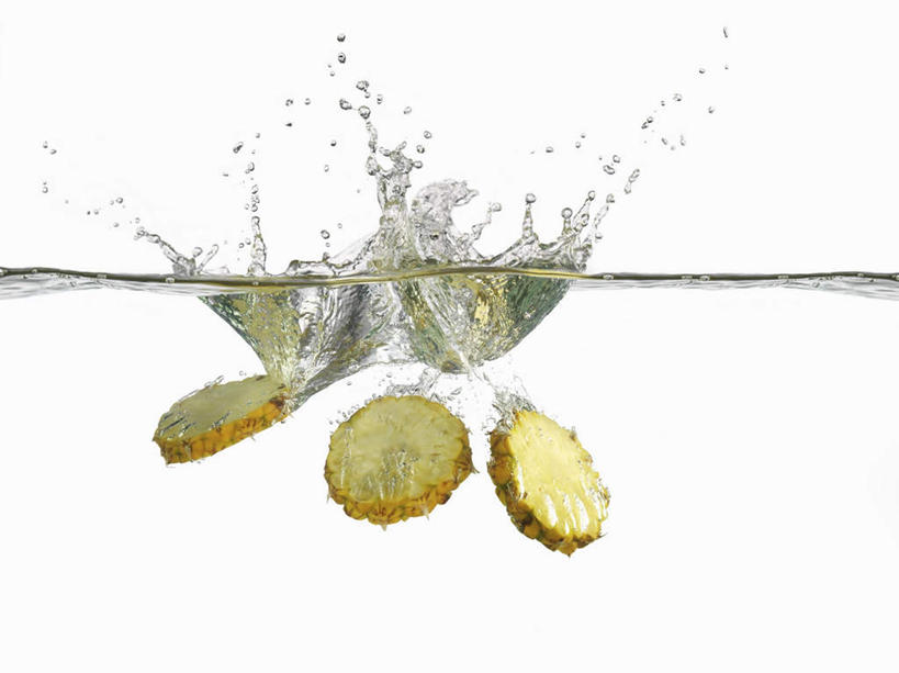 无人,横图,室内,特写,白天,白色背景,正面,水下,水,菠萝,水果,切开,飞溅,朦胧,模糊,新鲜,溅,液体,水滴,水底,生食,食品,果实,淹没,水珠,食物,切,摄影,有机食品,绿色食品,影棚,喷洒,埋没,剖面,切面,沉没,凤梨,彩图,影棚拍摄,拍摄