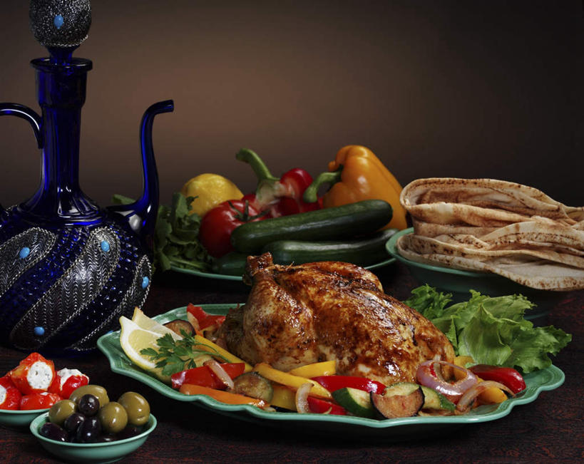 无人,横图,室内,特写,白天,正面,蔬菜,西红柿,餐具,朦胧,模糊,新鲜,装饰,碟子,壶,盘,青椒,鸡肉,肉,食品,肉类,水壶,食物,盘子,茶壶,碟,有机食品,绿色食品,华丽,修饰,点缀,苋菜,肉食,大椒,菜椒,衬托,美观,雅致,雅观,凫葵,米苋,青香苋,莹莹菜,红苋菜,樱桃番茄,甜椒,柿子椒,圣女果,番茄,灯笼椒,彩图