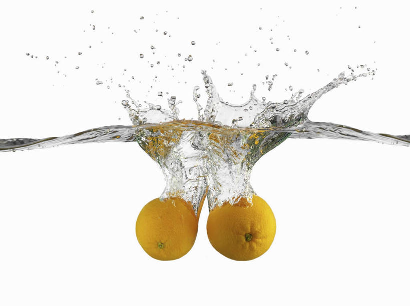 无人,横图,室内,特写,白天,白色背景,正面,水下,水,柠檬,水果,飞溅,朦胧,模糊,新鲜,溅,液体,水滴,水底,生食,食品,果实,淹没,水珠,食物,两个,摄影,有机食品,绿色食品,影棚,喷洒,埋没,沉没,益母果,柠果,彩图,影棚拍摄,拍摄