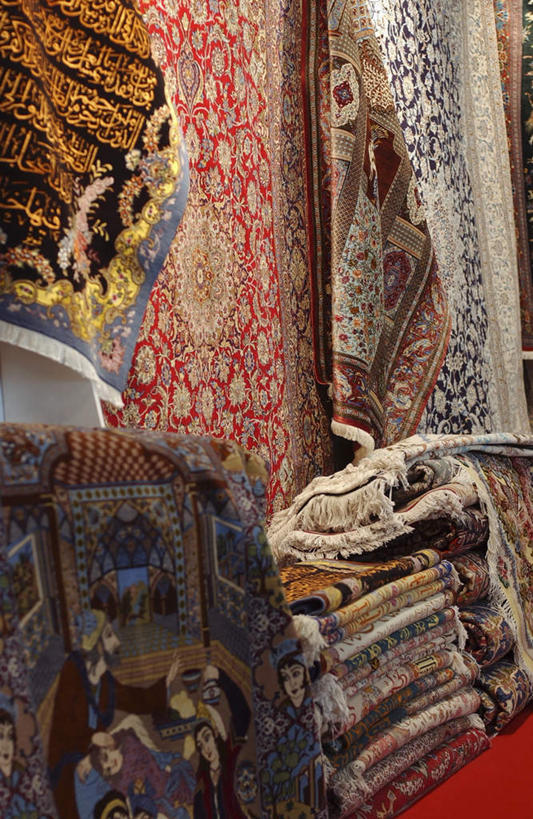 无人,竖图,彩色,室内,白天,正面,满意,纺织品,一排,许多,阴影,柔软,整齐,装饰,光线,毛毯,毯子,影子,很多,纺织,排列,垫子,舒服,温暖,温馨,堆,五颜六色,华丽,柔滑,修饰,色彩斑斓,点缀,舒适,队列,五彩缤纷,惬意,衬托,美观,雅致,雅观,五彩斑斓,娇嫩,柔嫩,优柔,惬心,舒畅,恬逸,五光十色,彩图