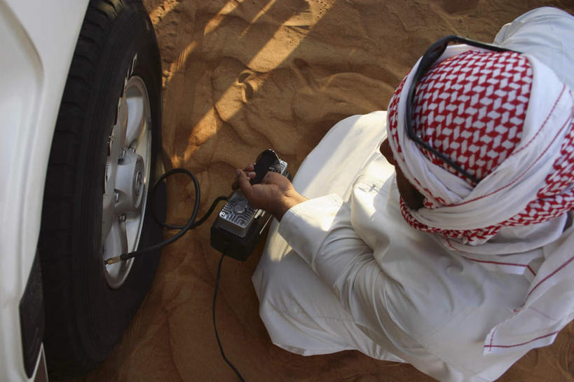 一个人,站,横图,俯视,室外,白天,民族服装,汽车,亚洲,仅一个男性,仅一个人,仅一个中年男性,一辆,握,阴影,光线,墨镜,眼镜,影子,拿,拿着,注视,设备,车,阳光,轮胎,太阳镜,太阳眼镜,交通工具,轿车,低头,观察,看,站着,打气筒,遮阳镜,打气,握着,充气,观看,察看,关注,载具,装备,空气泵,设置,充气筒,男人,男性,中年男性,阿拉伯人,白种人,亚洲人,站立,半身,彩图,高角度拍摄,传统服装,民俗服