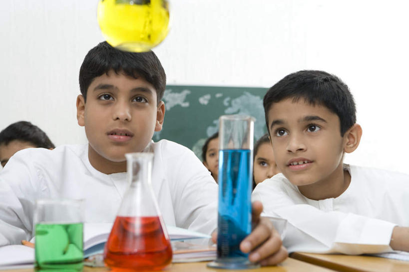 儿童,伙伴,朋友,坐,笑,微笑,露齿笑,横图,室内,白天,正面,民族服装,友谊,纯洁,实验,仪器,海洋,桌子,杯子,地图,书籍,椅子,亚洲,五个人,握,研究,透明,分析,化学,测试,笔,烧杯,烧瓶,锥形瓶,世界地图,木椅,墙,陆地,办公用品,许多人,拿,拿着,注视,书桌,墙壁,墙面,玻璃制品,文具,小孩,玻璃瓶,课桌,瓶子,铅笔,学习用品,黑板,观察,看,一群人,教室,同学,器皿,可爱,童年,童趣,教学,握着,国家,观看,文具用品,大陆,察看,世界,课堂,校友,关注,大洋洲,版图,童真,烂漫,无邪,玻璃仪器,试验耗材,实验用品,同窗,学友,三角烧瓶,依氏烧瓶,锥形烧瓶,耐磨,教学黑板,天真,友情,男孩,男人,男性,女孩,女人,女性,阿拉伯人,白种人,亚洲人,玻璃杯,书,图书,坐着,半身,彩图,传统服装,民俗服,男生,女生