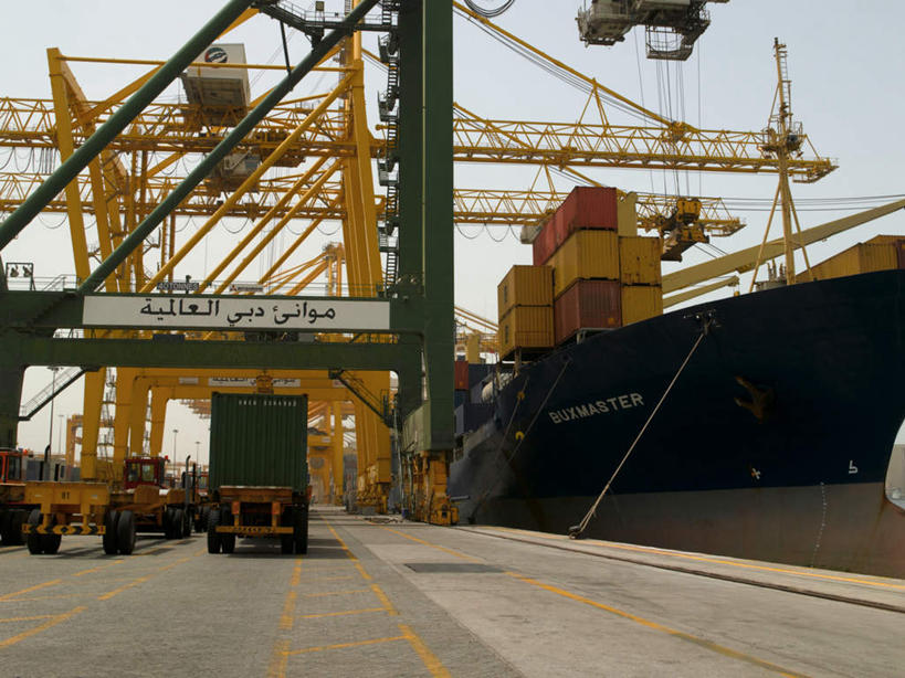 无人,码头,横图,室外,白天,正面,旅游,度假,港口,卡车,轮船,船,卡塔尔,亚洲,一艘,停靠,阴影,光线,影子,集装箱,娱乐,设备,货柜,施工,蓝色,蓝天,天空,阳光,绳子,箱子,交通工具,天,驾驶,行驶,享受,休闲,机械,起重机,龙门吊,放松,运输,集装箱车,晴朗,货车,绳索,操纵,控制,工程,停泊,载具,西亚,装卸,货运车,操控,物流,万里无云,把持,门式起重机,桥式起重机,卡塔尔国,晴空,晴空万里,载重汽车,彩图,摆渡口,埠头,渡口,渡头,港湾,海港,货运码头,口岸,商港