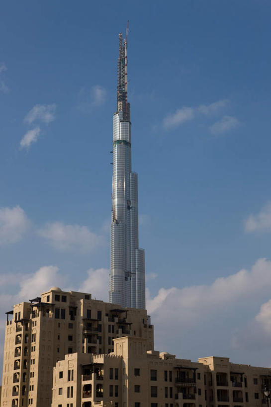 无人,高楼大厦,竖图,室外,白天,仰视,旅游,度假,标志建筑,大厦,地标,建筑,摩天大楼,阿联酋,亚洲,阴影,光线,影子,云,云朵,云彩,娱乐,建设,蓝色,白云,蓝天,天空,阳光,楼宇,天,享受,休闲,旅游胜地,放松,晴朗,西亚,阿拉伯联合酋长国,迪拜,迪拜塔,哈利法塔,比斯迪拜塔,杜拜,迪拜大厦,晴空,彩图,低角度拍摄,大楼,高层建筑,高楼,摩天楼