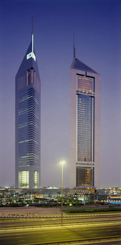 无人,高楼大厦,竖图,室外,夜晚,仰视,度假,美景,植物,城市风光,城市,大厦,道路,建筑,路,路灯,摩天大楼,公路,照明,阿联酋,亚洲,阴影,光线,白线,影子,景观,灯光,交通,娱乐,灯,树,树木,蓝色,绿色,蓝天,天空,阳光,楼宇,天,享受,休闲,景色,放松,生长,晴朗,成长,照亮,照明设备,西亚,阿拉伯联合酋长国,迪拜,阿联酋大厦,万里无云,杜拜,晴空,晴空万里,马路,彩图,低角度拍摄,大楼,高层建筑,高楼,摩天楼