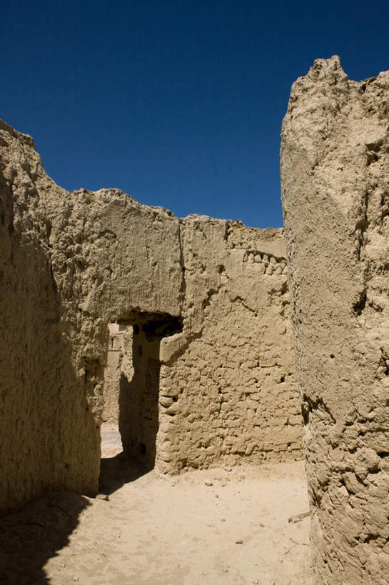 无人,竖图,室外,白天,正面,旅游,度假,名胜古迹,门,标志建筑,地标,建筑,阿曼,亚洲,阴影,遗迹,光线,影子,墙,围墙,古迹,历史,文物,娱乐,建设,古建筑,特色,墙壁,墙面,古代,蓝色,蓝天,天空,阳光,门框,天,享受,休闲,旅游胜地,放松,晴朗,风格,西亚,古文明,万里无云,古远,阿曼苏丹国,气势,格调,派头,气概,作风,特点,特性,特征,晴空,晴空万里,彩图