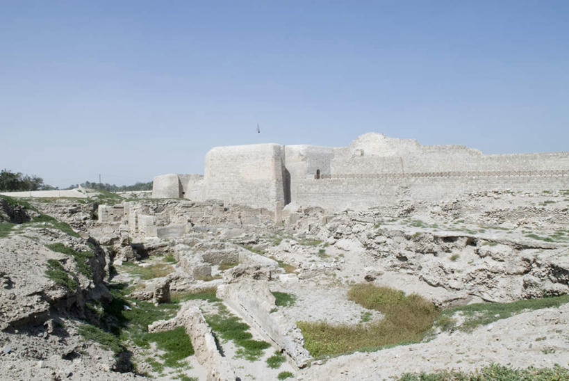 无人,横图,俯视,航拍,室外,白天,旅游,度假,草地,草坪,石头,名胜古迹,植物,标志建筑,地标,建筑,巴林,亚洲,阴影,遗迹,光线,石子,影子,古迹,历史,文物,娱乐,建设,古建筑,特色,废墟,草,树,树木,古代,蓝色,绿色,蓝天,天空,阳光,自然,天,享受,休闲,旅游胜地,放松,生长,晴朗,成长,风格,鸟瞰,荒废,西亚,古文明,万里无云,古远,气势,荒疏,旷废,旷费,疏弃,芜秽,格调,派头,气概,作风,特点,特性,特征,巴林国,荒芜,石块,岩石,晴空,晴空万里,彩图,高角度拍摄