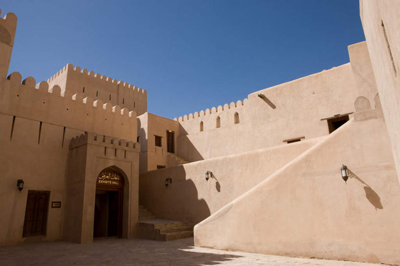 无人,横图,室外,白天,仰视,旅游,度假,名胜古迹,楼梯,标志建筑,地标,建筑,照明,阿曼,亚洲,阴影,遗迹,光线,壁灯,影子,阶梯,灯光,古迹,历史,文物,娱乐,建设,古建筑,特色,台阶,灯,古代,蓝色,蓝天,天空,阳光,灯具,天,享受,休闲,旅游胜地,放松,晴朗,照亮,风格,照明设备,西亚,古文明,万里无云,古远,阿曼苏丹国,气势,格调,派头,气概,作风,特点,特性,特征,晴空,晴空万里,彩图,低角度拍摄