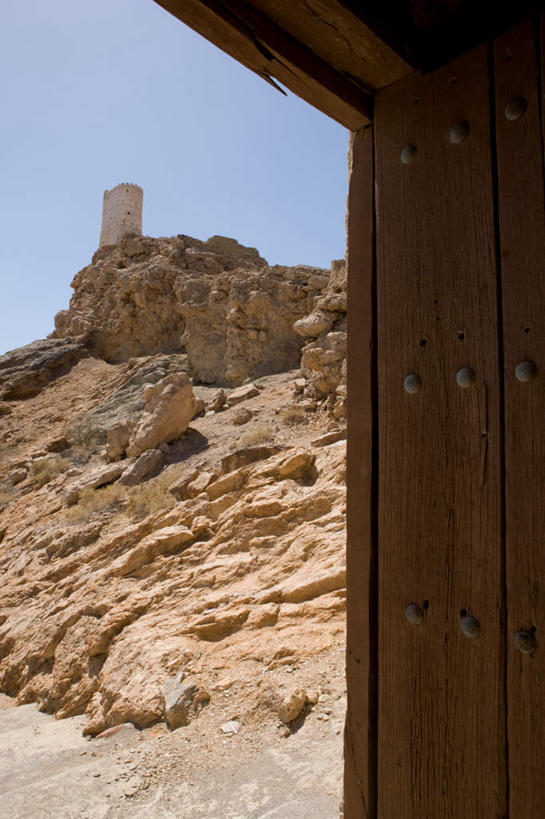 无人,竖图,室外,白天,仰视,旅游,度假,石头,门,标志建筑,地标,建筑,野生动物,猪,阿曼,亚洲,一堆,阴影,堆叠,堆积,著名,光线,野猪,石子,影子,建筑群,娱乐,建设,废墟,蓝色,蓝天,天空,阳光,动物,门框,天,享受,休闲,放松,堆,西亚,凶猛,闻名,山猪,阿曼苏丹国,驰名,长久,久长,悠长,悠久,残暴,凶残,石块,岩石,彩图,低角度拍摄