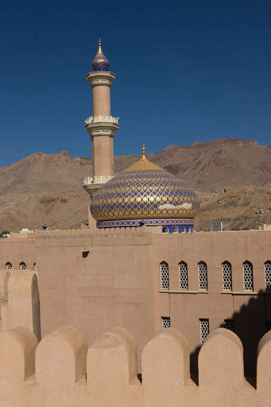 无人,教堂,竖图,室外,白天,正面,旅游,度假,石头,山,山脉,标志建筑,地标,建筑,阿曼,亚洲,阴影,节日,古老,著名,光线,石子,影子,山峰,建筑群,山峦,文化,娱乐,建设,废墟,蓝色,蓝天,天空,阳光,群山,天,祈祷,享受,休闲,健康,放松,许愿,宗教,信仰,晴朗,纪念,祈求,伊斯兰教,西亚,信念,万里无云,闻名,阿曼苏丹国,陈腐,驰名,长久,久长,悠长,悠久,平安,石块,岩石,晴空,晴空万里,彩图,大教堂,礼拜堂