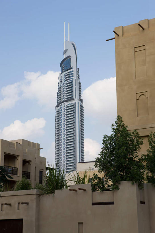 无人,竖图,室外,白天,仰视,旅游,度假,植物,标志建筑,道路,地标,建筑,路,阿联酋,亚洲,阴影,光线,影子,云,云朵,建筑群,小路,交通,云彩,娱乐,建设,树,树木,蓝色,绿色,白云,蓝天,天空,阳光,自然,天,享受,休闲,放松,生长,晴朗,成长,西亚,阿拉伯联合酋长国,迪拜,迪拜塔,哈利法塔,比斯迪拜塔,杜拜,迪拜大厦,晴空,彩图,低角度拍摄