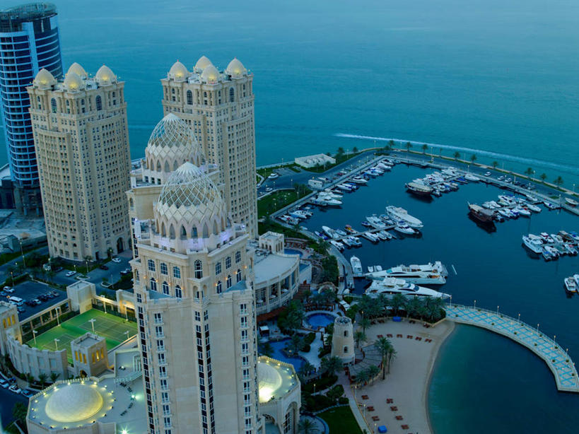 无人,高楼大厦,码头,横图,俯视,航拍,室外,白天,度假,美景,植物,城市风光,标志建筑,城市,大厦,道路,地标,港口,建筑,路,轮船,摩天大楼,公路,船,卡塔尔,亚洲,一排,停靠,阴影,整齐,光线,影子,景观,水平线,辽阔,交通,海平线,首都,娱乐,建设,树,树木,排列,绿色,阳光,自然,交通工具,享受,休闲,广阔,景色,放松,生长,成长,一望无际,鸟瞰,队列,停泊,载具,西亚,多哈,无边无际,一马平川,卡塔尔国,贝达,马路,彩图,高角度拍摄,摆渡口,埠头,大楼,渡口,渡头,港湾,高层建筑,高楼,海港,货运码头,口岸,摩天楼,商港,水天相接,水天一线