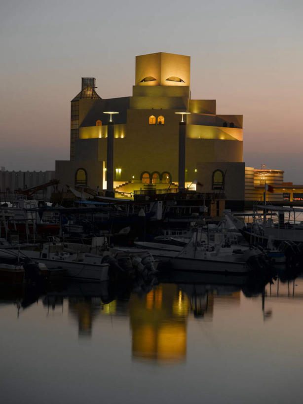 无人,博物馆,码头,竖图,室外,白天,正面,旅游,度假,河流,日落,水,标志建筑,地标,港口,建筑,轮船,船,照明,卡塔尔,亚洲,一排,许多,停靠,阴影,波纹,研究,整齐,光线,影子,河水,水流,晚霞,霞光,云,云朵,落日,建筑群,灯光,首都,很多,教育,云彩,娱乐,建设,灯,排列,蓝色,白云,倒影,蓝天,水纹,天空,阳光,黄昏,灯具,交通工具,波浪,天,享受,休闲,彩霞,放松,晴朗,展览,聚光灯,照亮,倒映,照明设备,队列,停泊,欣赏,载具,西亚,陈列,多哈,夕照,反照,卡塔尔国,贝达,典藏,晴空,夕阳,彩图,摆渡口,埠头,渡口,渡头,港湾,海港,货运码头,口岸,商港,斜阳