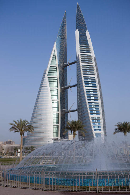 无人,高楼大厦,竖图,室外,白天,仰视,旅游,度假,办公楼,植物,标志建筑,大厦,道路,地标,建筑,路,摩天大楼,喷泉,写字楼,棕榈树,叶子,巴林,亚洲,一排,阴影,整齐,光线,影子,景观,建筑群,小路,绿叶,交通,首都,文化,娱乐,建设,树,树木,排列,蓝色,绿色,蓝天,天空,阳光,自然,楼宇,天,品味,享受,休闲,嫩叶,商务楼,放松,生长,晴朗,成长,队列,西亚,水景,棕榈叶,万里无云,美观,巴林国,麦纳玛,麦纳麦,麦纳麦市,巴林世界贸易中心,巴林世贸中心,设计,叶,叶片,晴空,晴空万里,彩图,低角度拍摄,大楼,高层建筑,高楼,摩天楼