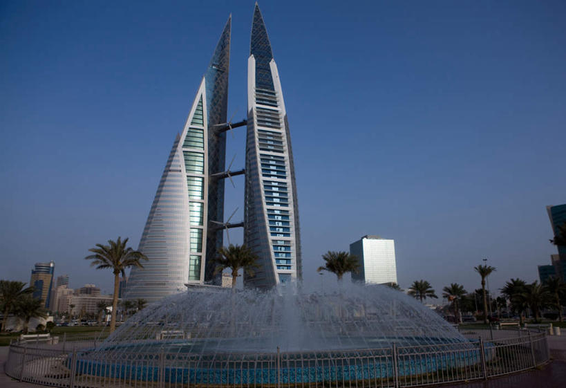 无人,高楼大厦,横图,室外,白天,仰视,旅游,度假,办公楼,植物,标志建筑,大厦,道路,地标,建筑,路,摩天大楼,喷泉,写字楼,棕榈树,叶子,巴林,亚洲,一排,阴影,整齐,光线,影子,景观,建筑群,小路,绿叶,交通,首都,文化,娱乐,建设,树,树木,排列,蓝色,绿色,蓝天,天空,阳光,自然,楼宇,天,品味,享受,休闲,嫩叶,商务楼,放松,生长,晴朗,成长,队列,西亚,水景,棕榈叶,万里无云,美观,巴林国,麦纳玛,麦纳麦,麦纳麦市,巴林世界贸易中心,巴林世贸中心,设计,叶,叶片,晴空,晴空万里,彩图,低角度拍摄,大楼,高层建筑,高楼,摩天楼