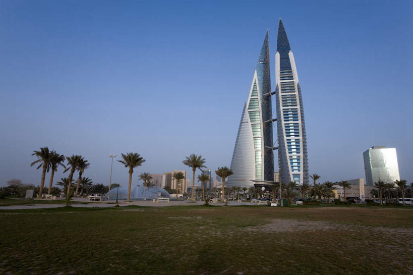 无人,高楼大厦,横图,室外,白天,仰视,旅游,度假,办公楼,草地,草坪,植物,标志建筑,大厦,道路,地标,建筑,路,摩天大楼,写字楼,汽车,棕榈树,叶子,巴林,亚洲,一排,阴影,整齐,光线,影子,建筑群,小路,绿叶,交通,首都,娱乐,建设,车,草,树,树木,排列,蓝色,绿色,蓝天,天空,阳光,自然,楼宇,交通工具,轿车,天,享受,休闲,嫩叶,商务楼,放松,生长,晴朗,成长,队列,载具,西亚,棕榈叶,万里无云,巴林国,麦纳玛,麦纳麦,麦纳麦市,巴林世界贸易中心,巴林世贸中心,叶,叶片,晴空,晴空万里,彩图,低角度拍摄,大楼,高层建筑,高楼,摩天楼