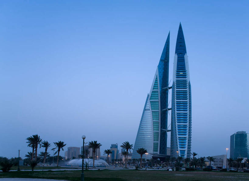 无人,高楼大厦,横图,室外,白天,仰视,旅游,度假,办公楼,草地,草坪,植物,标志建筑,大厦,道路,地标,建筑,路,摩天大楼,写字楼,汽车,棕榈树,叶子,巴林,亚洲,一排,阴影,整齐,光线,影子,建筑群,小路,绿叶,交通,首都,娱乐,建设,车,草,树,树木,排列,蓝色,绿色,蓝天,天空,阳光,自然,楼宇,交通工具,轿车,天,享受,休闲,嫩叶,商务楼,放松,生长,晴朗,成长,队列,载具,西亚,棕榈叶,万里无云,巴林国,麦纳玛,麦纳麦,麦纳麦市,巴林世界贸易中心,巴林世贸中心,叶,叶片,晴空,晴空万里,彩图,低角度拍摄,大楼,高层建筑,高楼,摩天楼