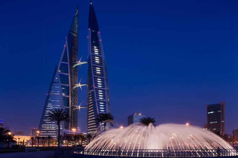 无人,高楼大厦,横图,室外,夜晚,仰视,旅游,度假,办公楼,草地,草坪,日落,植物,标志建筑,大厦,道路,地标,建筑,路,摩天大楼,喷泉,写字楼,棕榈树,叶子,巴林,亚洲,一排,阴影,整齐,光线,影子,景观,晚霞,霞光,落日,建筑群,小路,灯光,绿叶,交通,首都,文化,娱乐,建设,草,树,树木,排列,蓝色,绿色,蓝天,天空,自然,黄昏,楼宇,天,品味,享受,休闲,嫩叶,商务楼,彩霞,放松,生长,晴朗,成长,队列,西亚,水景,棕榈叶,万里无云,美观,夕照,巴林国,麦纳玛,麦纳麦,麦纳麦市,巴林世界贸易中心,巴林世贸中心,设计,叶,叶片,晴空,晴空万里,夕阳,彩图,低角度拍摄,大楼,高层建筑,高楼,摩天楼,斜阳