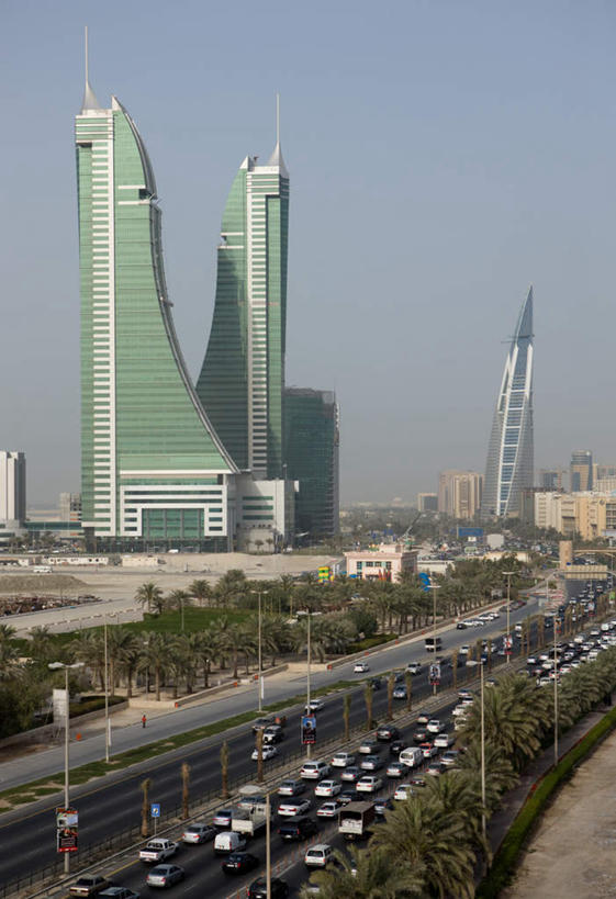 无人,高楼大厦,竖图,俯视,室外,白天,度假,草地,草坪,美景,植物,城市风光,标志建筑,城市,大厦,道路,地标,建筑,路,摩天大楼,公路,汽车,巴林,亚洲,一排,阴影,繁华,整齐,光线,影子,景观,泥土,土壤,交通,首都,娱乐,建设,车,草,树,树木,排列,蓝色,绿色,蓝天,天空,阳光,自然,交通工具,轿车,天,享受,休闲,景色,放松,生长,晴朗,成长,队列,载具,西亚,万里无云,繁荣,发达,巴林国,麦纳玛,麦纳麦,麦纳麦市,晴空,晴空万里,马路,彩图,高角度拍摄,大楼,高层建筑,高楼,摩天楼