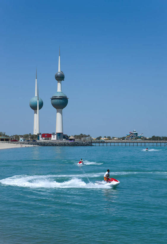 西方人,两个人,码头,站,竖图,室外,白天,侧面,海浪,海洋,美景,沙滩,港口,船,欧洲,科威特,欧洲人,亚洲,波纹,平静,木板,沙子,海岸,景观,浪花,水平线,桥,辽阔,游艇,木桥,海平线,沙地,首都,栈桥,蓝色,蓝天,水纹,天空,自然,海水,交通工具,波浪,天,站着,广阔,景色,安静,晴朗,人行桥,木板桥,宁静,一望无际,静谧,自然风光,载具,西亚,海景,万里无云,沉静,恬静,安祥,僻静,清静,太平,无边无际,一马平川,科威特国,科威特城,科威特水塔,男人,男性,年轻男性,白种人,大海,风浪,海,海水的波动,海滩,近岸浪,涌浪,晴空,晴空万里,站立,半身,彩图,摆渡口,埠头,渡口,渡头,港湾,海港,货运码头,口岸,商港,水天相接,水天一线