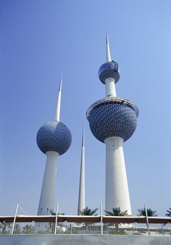 无人,栏杆,竖图,室外,白天,仰视,旅游,度假,植物,标志建筑,地标,建筑,科威特,亚洲,阴影,光线,扶手,影子,建筑群,塔,首都,娱乐,建设,护栏,树,树木,蓝色,绿色,蓝天,天空,阳光,自然,天,享受,休闲,旅游胜地,放松,生长,晴朗,成长,西亚,万里无云,科威特国,科威特城,科威特水塔,晴空,晴空万里,彩图,低角度拍摄