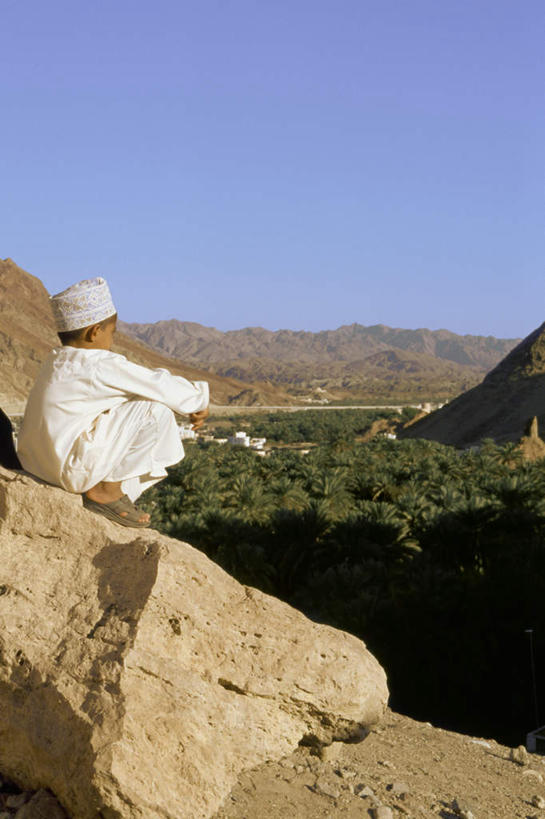 西方人,儿童,一个人,坐,竖图,室外,白天,侧面,民族服装,纯洁,石头,山,山脉,植物,棕榈树,叶子,欧洲,阿曼,欧洲人,亚洲,仅一个男性,仅一个人,眺望,阴影,远眺,光线,石子,影子,山峰,绿叶,山峦,远望,树,树木,小孩,蓝色,绿色,蓝天,天空,阳光,自然,群山,天,仅一个小孩,嫩叶,可爱,童年,童趣,生长,晴朗,成长,遥望,西亚,童真,烂漫,无邪,棕榈叶,万里无云,了望,远瞩,阿曼苏丹国,天真,男孩,男人,男性,白种人,孩子,叶,叶片,石块,岩石,晴空,晴空万里,坐着,彩图,全身,传统服装,民俗服,男生