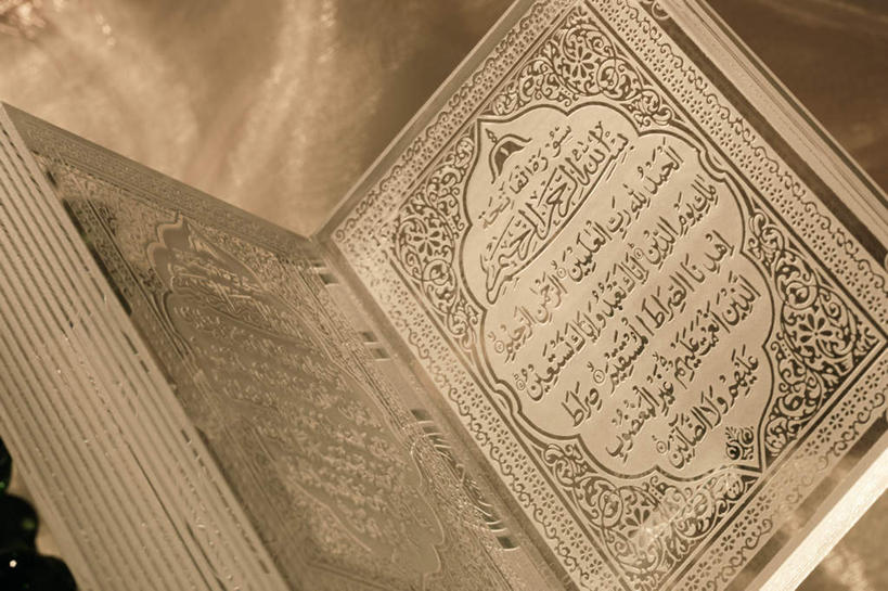 无人,横图,俯视,室内,特写,白天,书籍,一本,阴影,节日,光线,标志,文字,影子,字符,字母,历史,文化,标识,传统,古代,阳光,祈祷,健康,许愿,宗教,信仰,纪念,祈求,伊斯兰教,文明,经文,古远,平安,书,图书,彩图,高角度拍摄