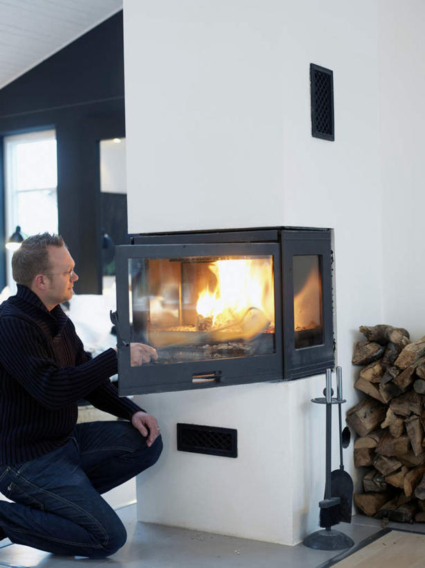 西方人,一个人,蹲,竖图,室内,白天,侧面,壁炉,柜子,沙发,电视,欧洲,欧洲人,仅一个男性,仅一个人,阴影,服装,装饰,反射,影子,墙,注视,休闲装,设备,墙壁,墙面,仅一个年轻男性,衣服,橱柜,观察,看,取暖,休闲,休闲服,服饰,观看,华丽,修饰,点缀,察看,生火,关注,彩电,布艺沙发,衬托,美观,雅致,雅观,彩色电视机,显像管屏,显像管屏幕,男人,男性,年轻男性,白种人,电视机,蹲着,半身,彩图