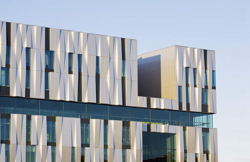 无人,高楼大厦,横图,室外,白天,仰视,度假,美景,城市风光,城市,大厦,建筑,摩天大楼,瑞典,欧洲,阴影,光线,影子,景观,娱乐,蓝色,蓝天,天空,阳光,天,享受,休闲,景色,放松,晴朗,斯堪的纳维亚,北欧,斯堪的纳维亚半岛,万里无云,瑞典王国,乌普萨拉省,晴空,晴空万里,彩图,低角度拍摄,大楼,高层建筑,高楼,摩天楼