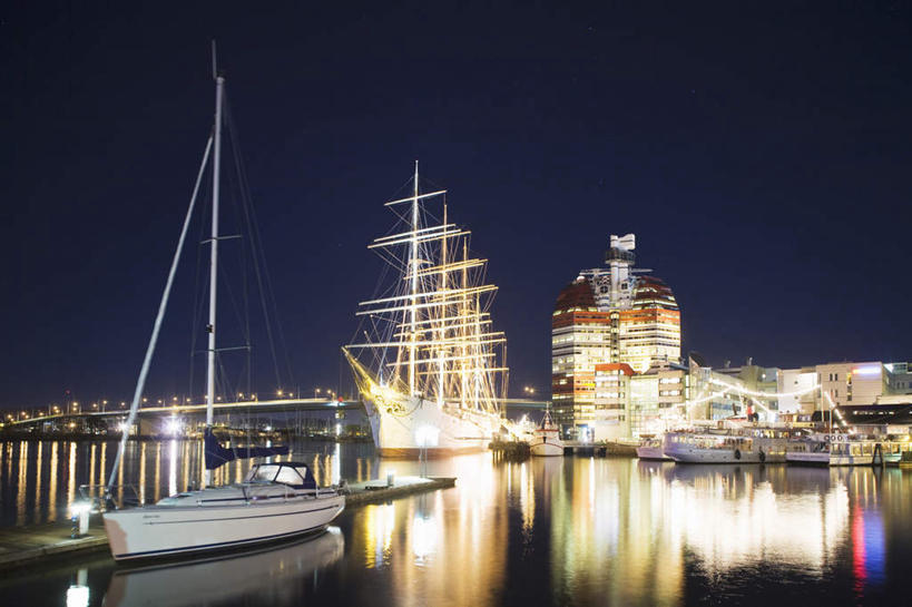 无人,横图,室外,夜晚,正面,度假,海浪,海洋,美景,城市风光,城市,船,瑞典,欧洲,景观,浪花,游艇,娱乐,蓝色,蓝天,天空,海水,交通工具,天,享受,休闲,景色,放松,晴朗,斯堪的纳维亚,载具,北欧,斯堪的纳维亚半岛,海景,万里无云,首府,灯火辉煌,哥德堡,瑞典王国,火树银花,灯烛辉煌,西约塔兰省,大海,风浪,海,海水的波动,近岸浪,涌浪,晴空,晴空万里,彩图